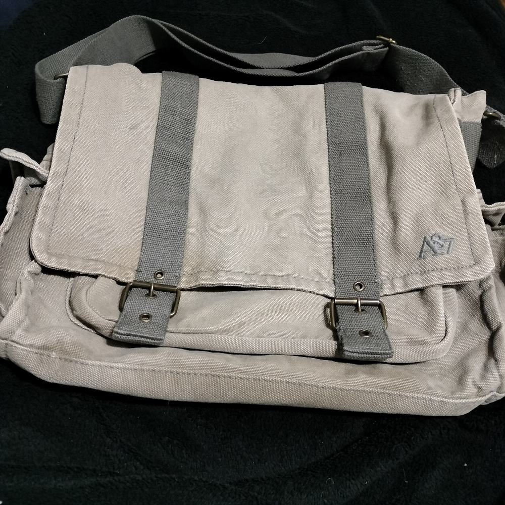 Arepostle canvas messenger bag.